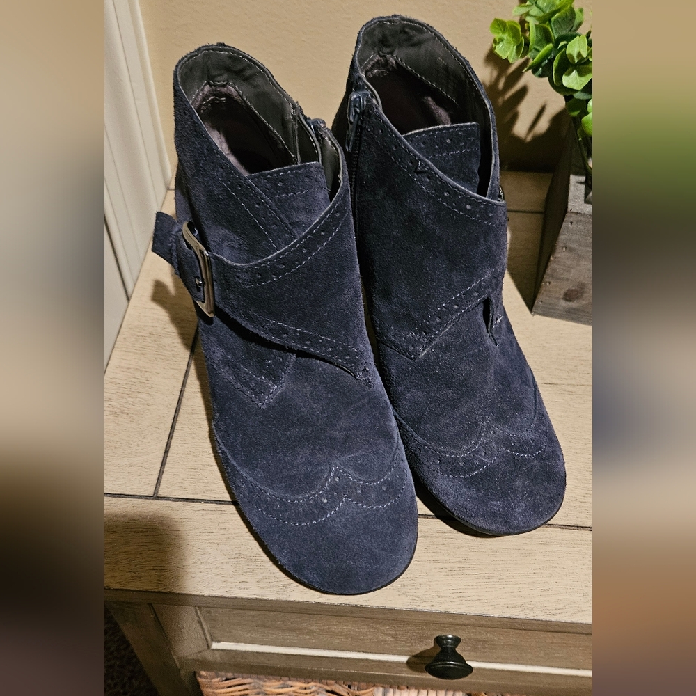 AEROSOLES Navy Suede Ankle Boots